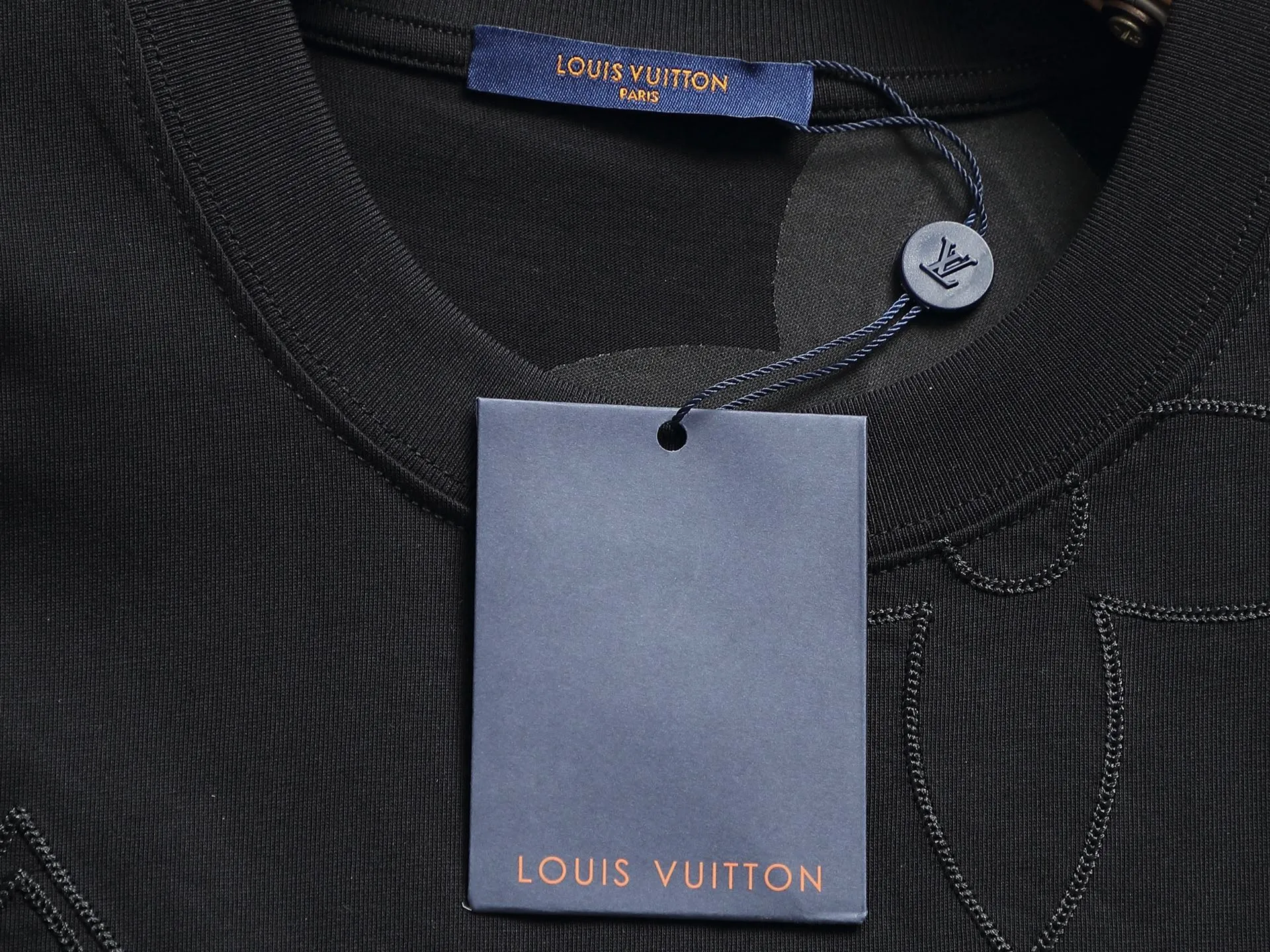 🅿️220 Louis Vuitton/Louis Vuitton The large logo is exquisitely upgraded, inspired by the retro embroidery of the 1980s. The original fabric is the same as the official short-sleeved T-shirt 320 grams. The fabric is dyed in the same vat. It feels very comfortable. The latest brick cabinet synchronization for spring and summer. Fashionable and personalized. Super versatile and good-looking. Very suitable for both men and women. A must-have for everyone. Hang tag. Collar label. Washed wheat. Three labels are complete. Color: black white. Size: S M L XL